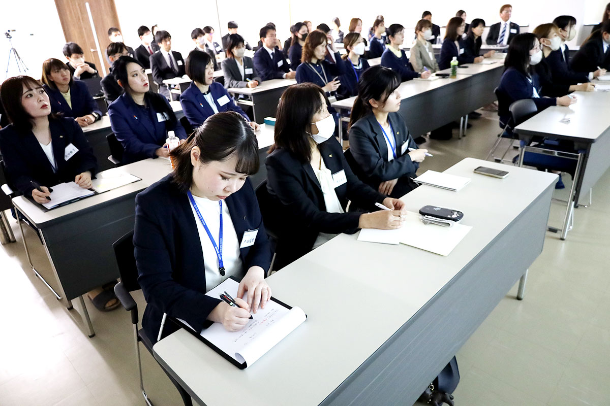 メモを取りながら話を聞く